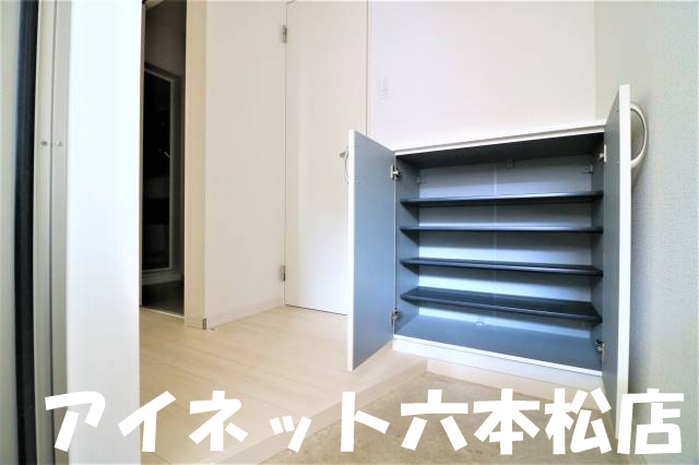 玄関　明るい玄関でお出迎え。