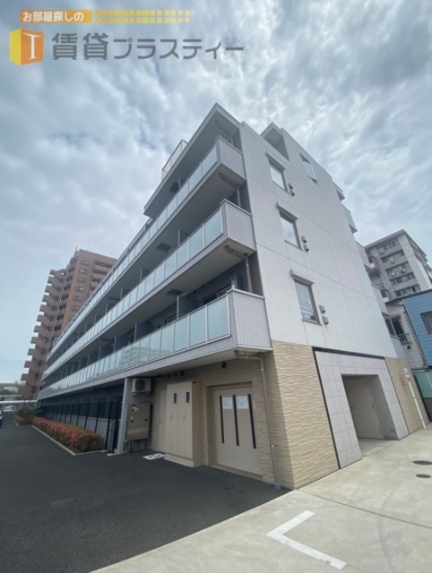 建物外観　川のせせらぎ感じる自然共生型マンション。