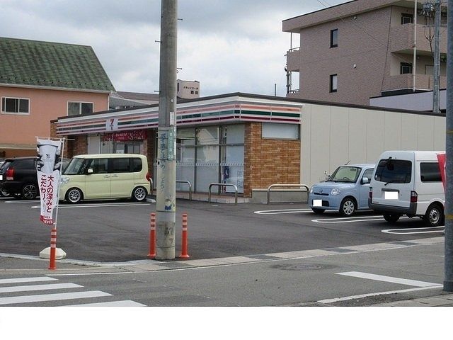コンビニ　セブンイレブン様（コンビニ）まで850m