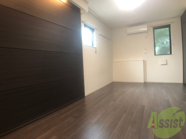 居室・リビング　こちらのお部屋は少し変わったオシャレな感じになってますね