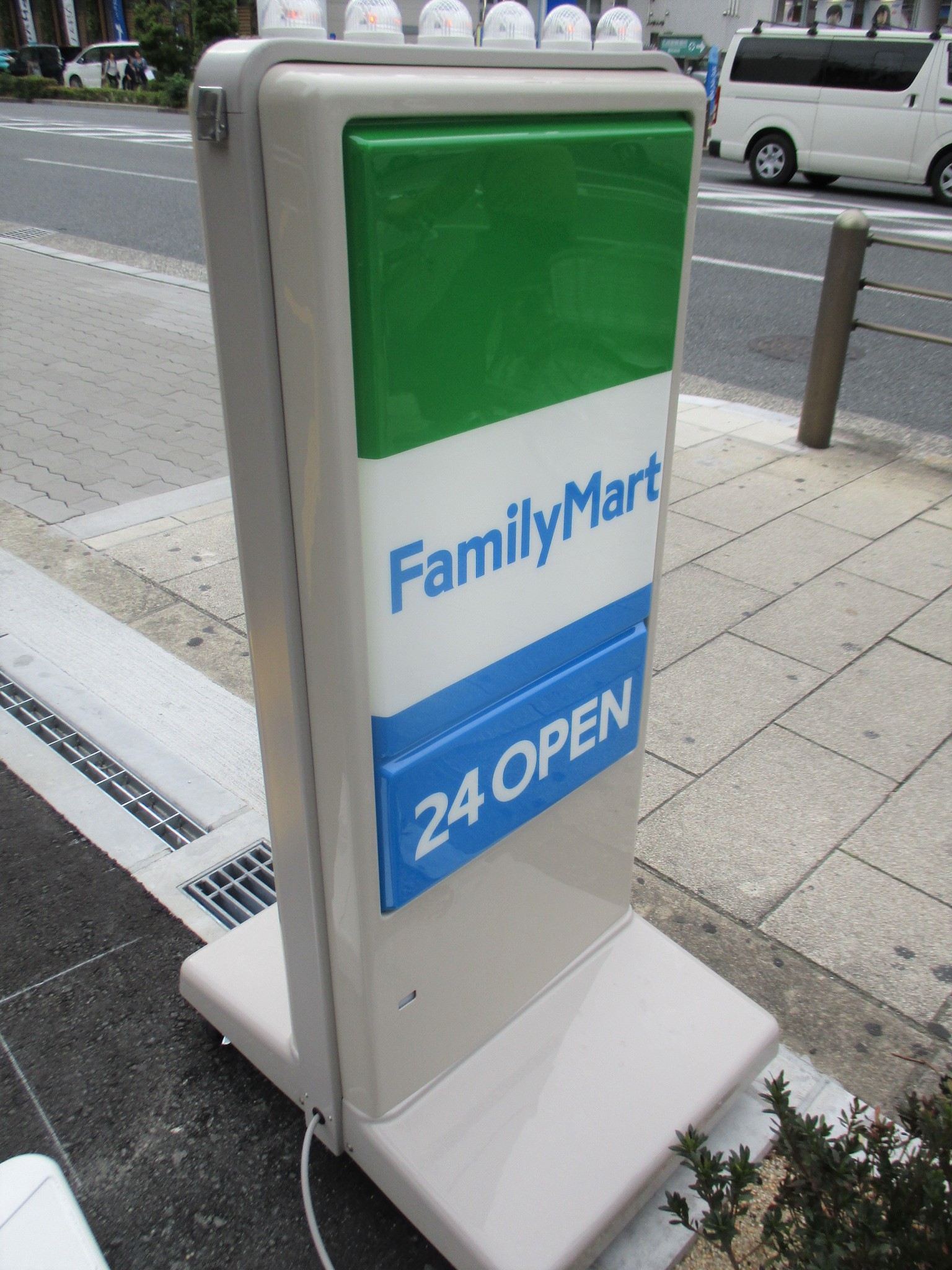 コンビニ　ファミリーマート鶴見緑地東店（コンビニ）まで121m