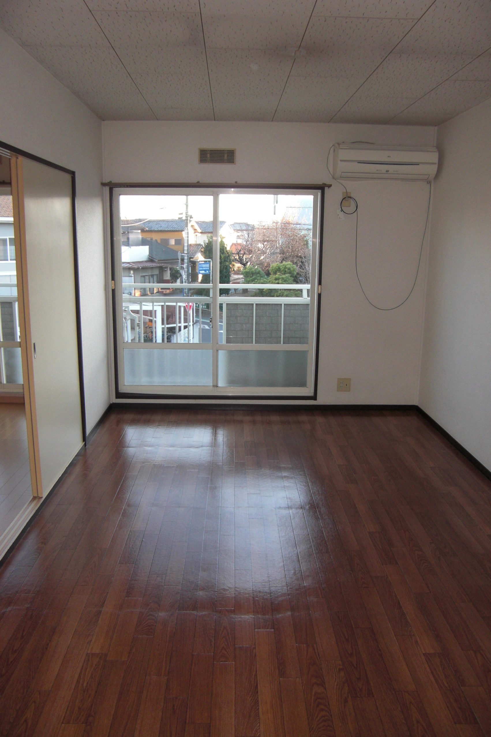 居室・リビング　6帖の広さです！日当たり良好で明るい室内です！