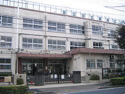小学校　北九州市立足立小学校（小学校）まで618m