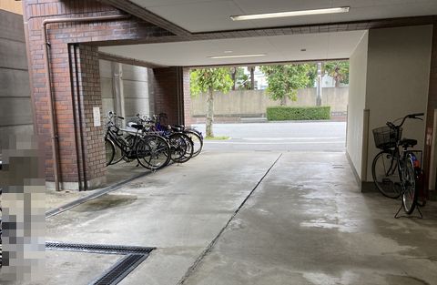 駐車場　1F　駐車場　自転車も停めれます