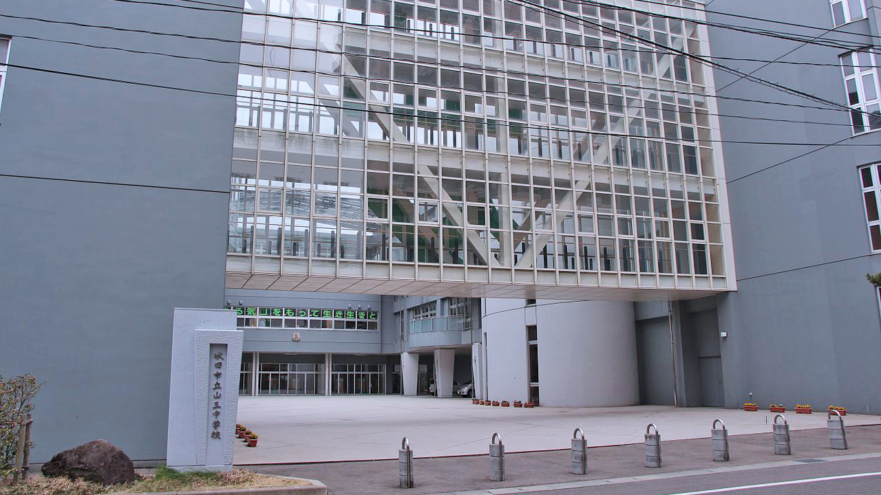 中学校　秋田市立山王中学校（中学校）まで828m