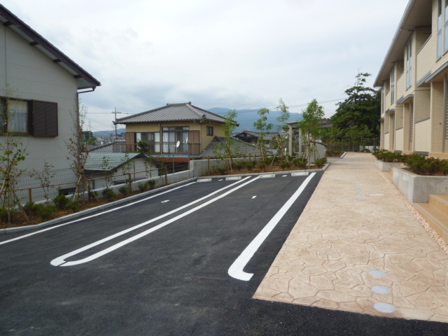 駐車場　縦列区画のみ空きなため２台分で４４００円です