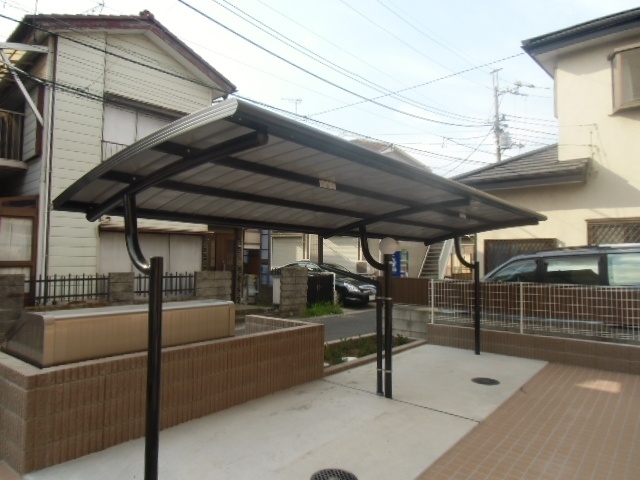 その他共有部分　屋根付き駐輪場です。広めです。