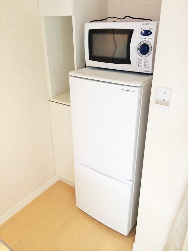 その他設備　冷蔵庫・電子レンジも最初からつきます。収納棚も設置済み。