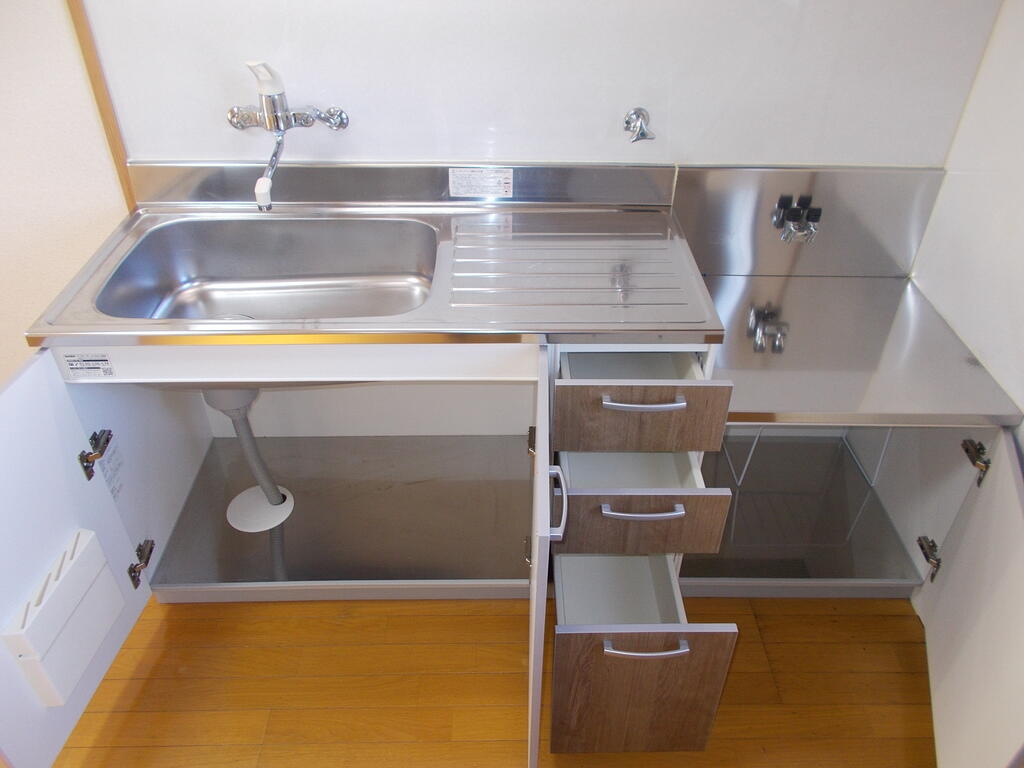 キッチン　上下に収納スペースあり
