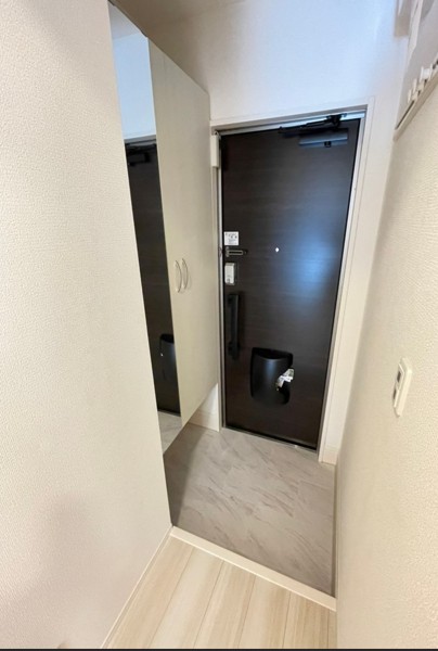 玄関　同物件別部屋です