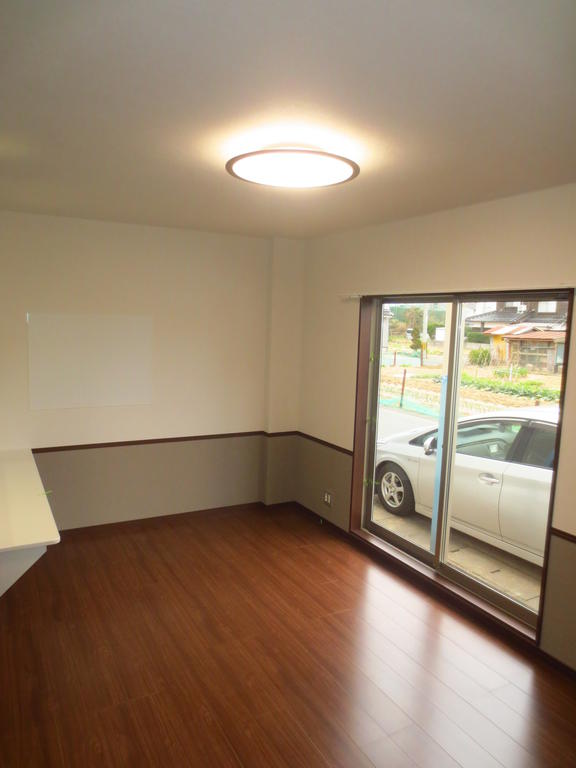 居室・リビング　オール電化築浅アパート！カウンターキッチンのある居室は１１帖