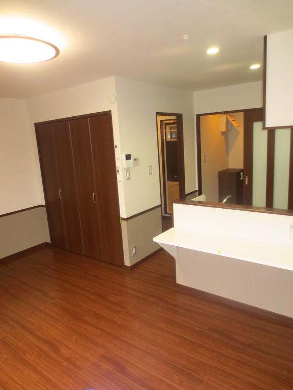 居室・リビング　オール電化築浅アパート！カウンターキッチンのある居室は１１帖