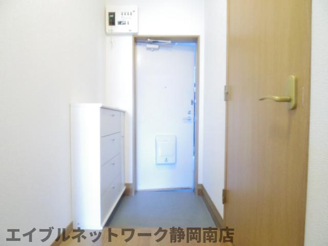 玄関　収納もある玄関です