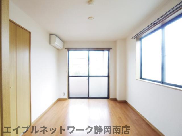 居室・リビング　こちらの居間で趣味の時間をお楽しみください