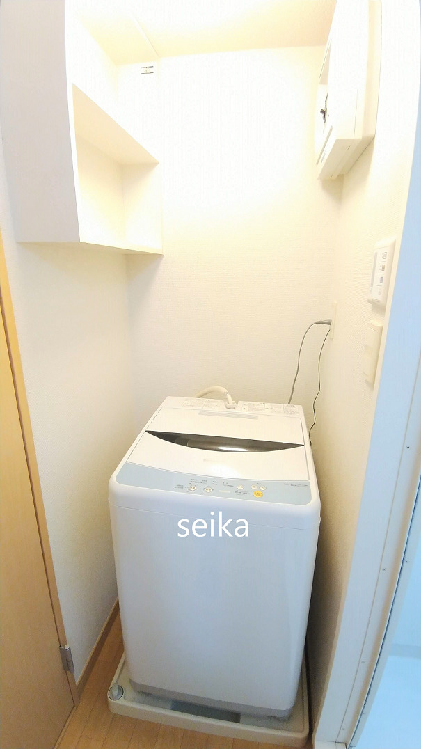 その他設備　洗濯機もついています。収納棚も便利です。