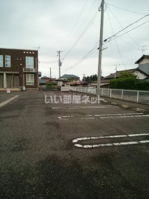 【阿賀野市若葉町のアパートの駐車場】