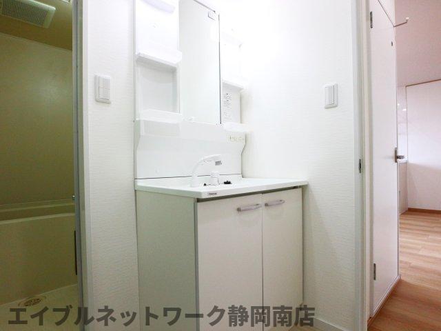 洗面設備　ゆったりとスペースのある洗面所