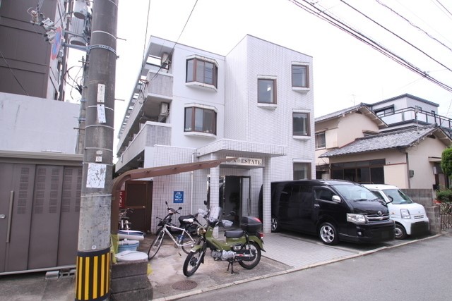 広島市東区戸坂山根のマンションの建物外観