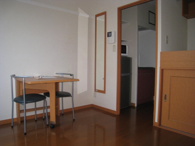 居室・リビング　同物件、別号室のものです。