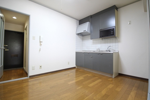 居室・リビング　同物件別室