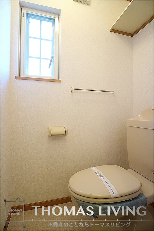 トイレ　小窓があり換気がしやすいですね。