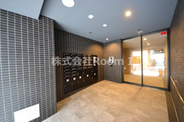 エントランス　建物の内部です宅配BOXです