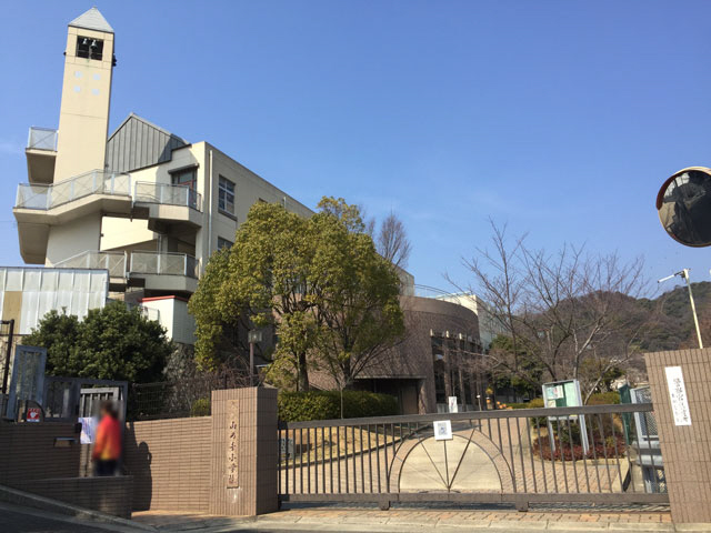 【プレサンスみなと元町駅前の小学校】