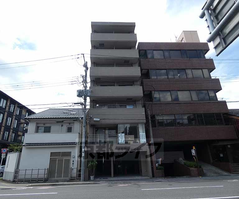 京都市下京区西八百屋町のマンションの建物外観