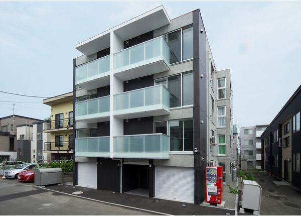 札幌市中央区北十四条西のマンションの建物外観