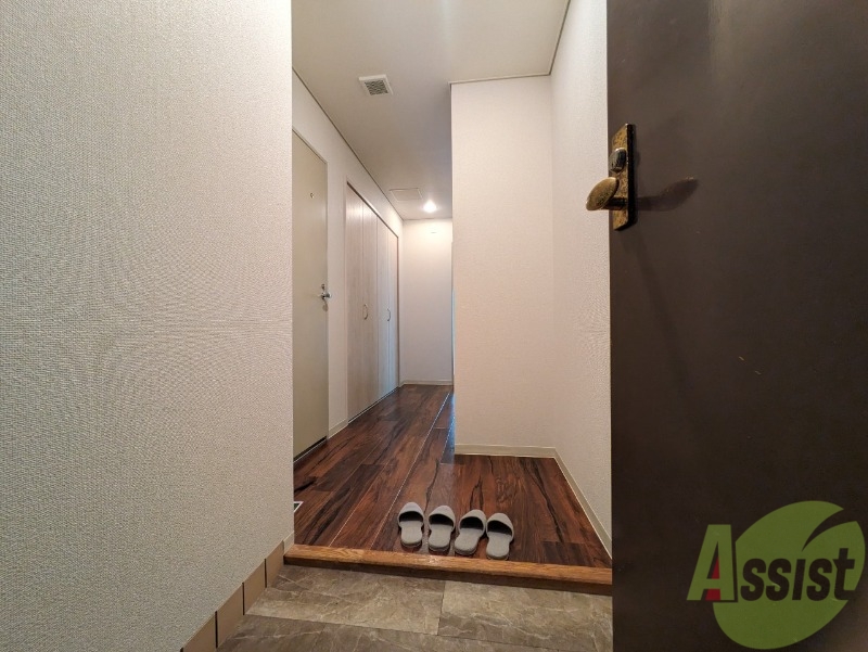 玄関　玄関です。すぐ広いリビングにつながっています。