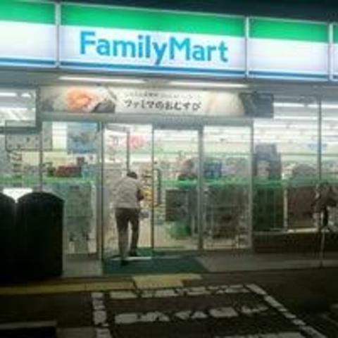 コンビニ　ファミリーマート　滝野社インター（コンビニ）まで1227m