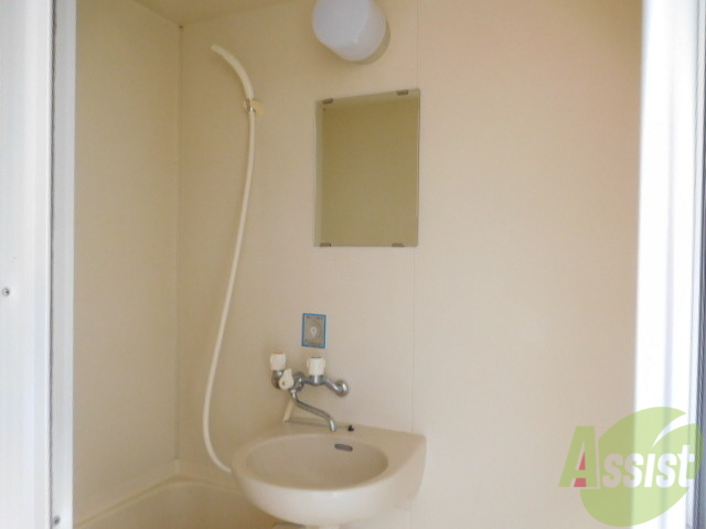 洗面設備　洗面台もちょこんとあり鏡付きです