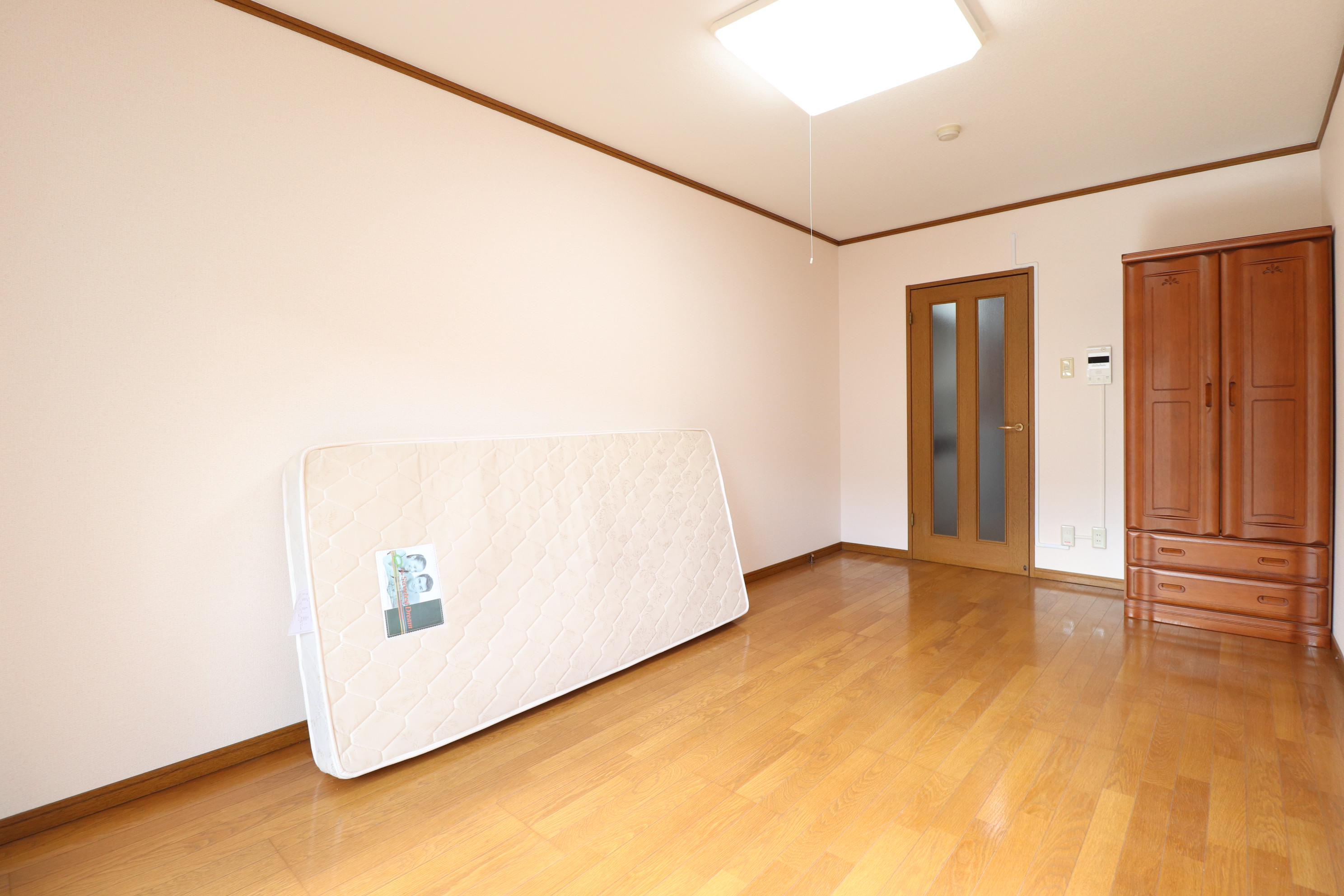 居室・リビング　８．５帖のゆったり洋室♪