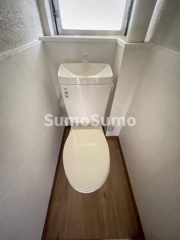 トイレ　落ち着いた色調のトイレです