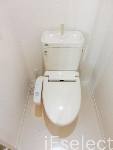 トイレ　温水洗浄便座付きのトイレです