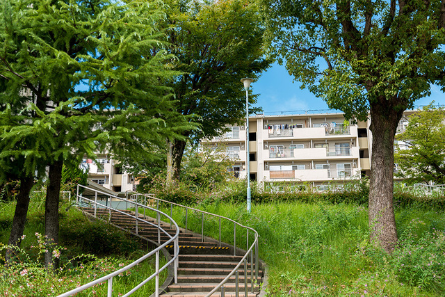 その他共有部分　敷地内の遊歩道は緑を身近に感じることができます。