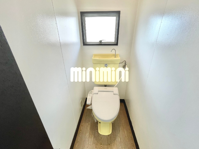 トイレ　温水洗浄便座付きのトイレです。