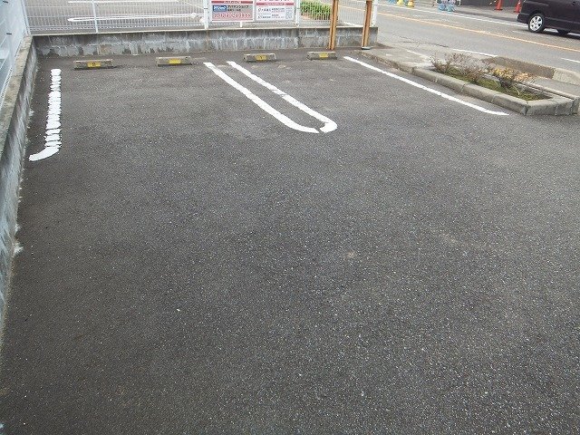 【高岡市大坪町のアパートの駐車場】