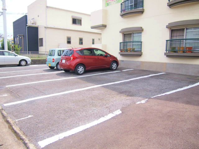 駐車場　車をお持ちの方に嬉しい駐車場付きの物件です