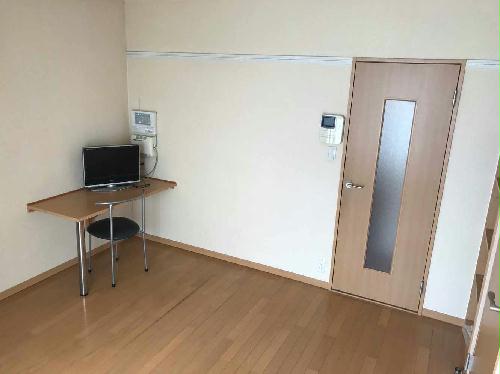 居室・リビング　1階はフローリング、2階はじゅうたんです。