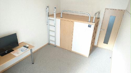 居室・リビング　1階はフローリング、2階はじゅうたんです。