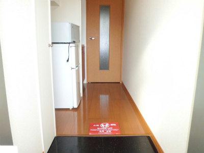 玄関　扉の向こう側が居室です。