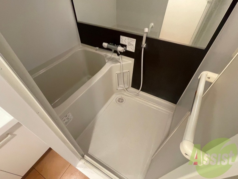 バス・シャワールーム　バスルームは狭すぎず、シャワーも浴びやすそうです。