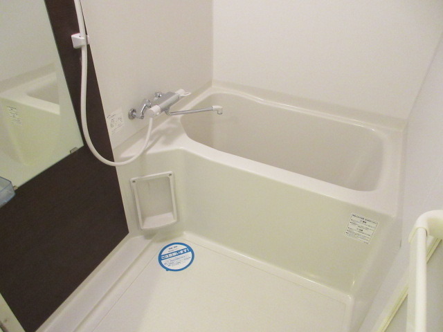 バス・シャワールーム　お風呂も清潔で広めです。