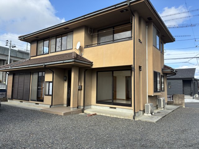 建物外観　住友林業施工の住宅です。敷地も広く駐車台数5台分可