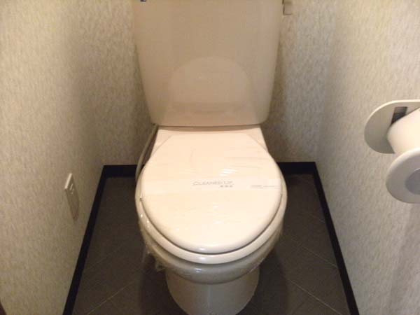 トイレ　落ち着いた色調のトイレです