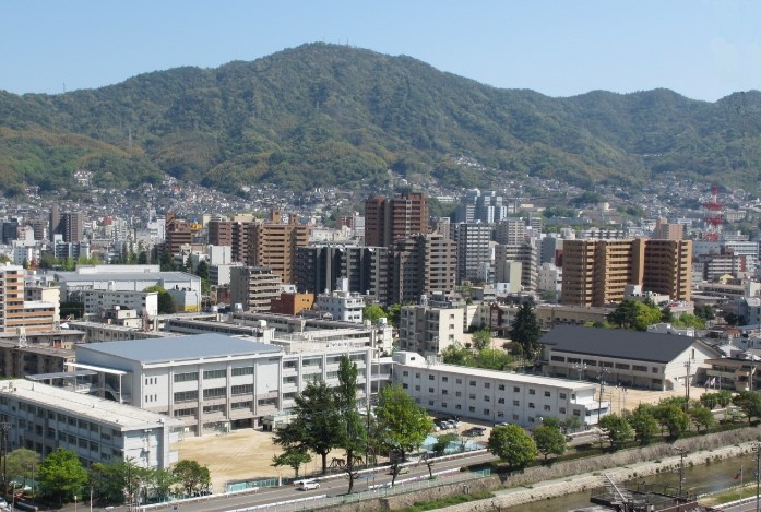 【ジェイシティ中央公園の小学校】