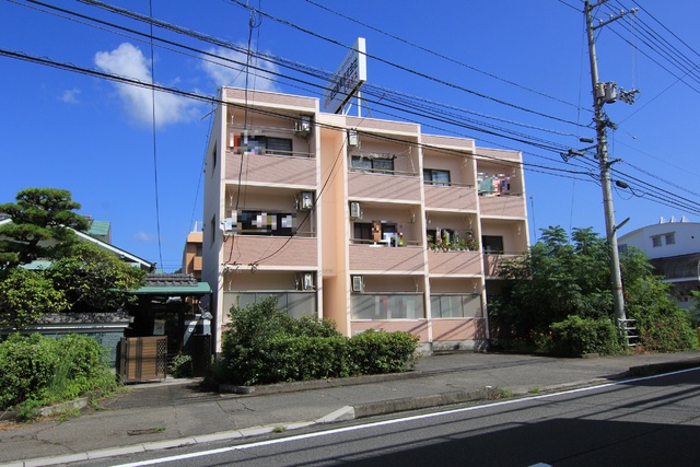 【松山市石手のマンションの建物外観】