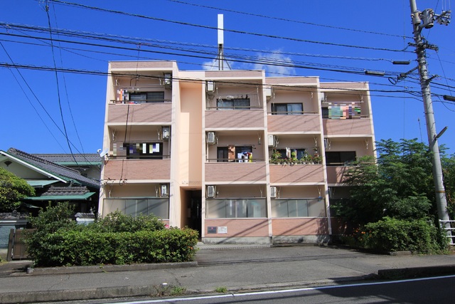 松山市石手のマンションの建物外観