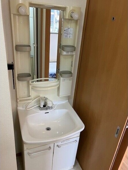 洗面設備　シャワー付き化粧台で急ぎの朝でもここで髪を濡らしてブロー！
